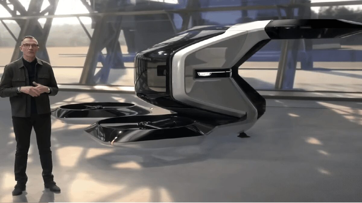 Человек рядом с беспилотным вертикальным аппаратом Cadillac на CES 2021