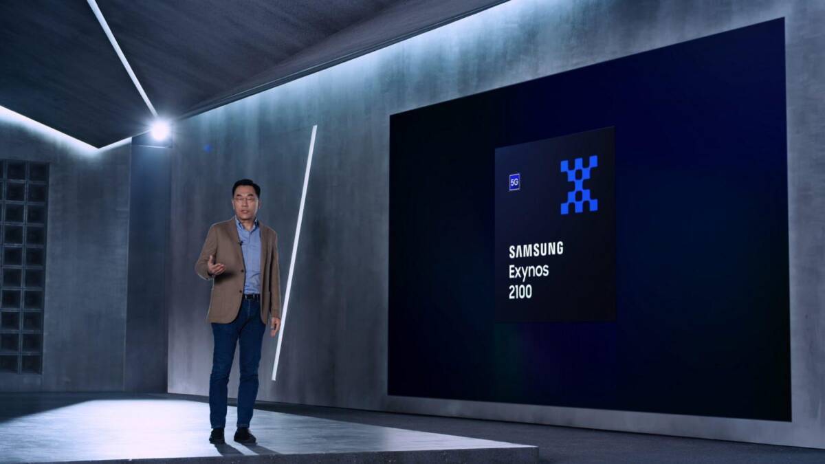 Человек на сцене презентации процессора Exynos 2100