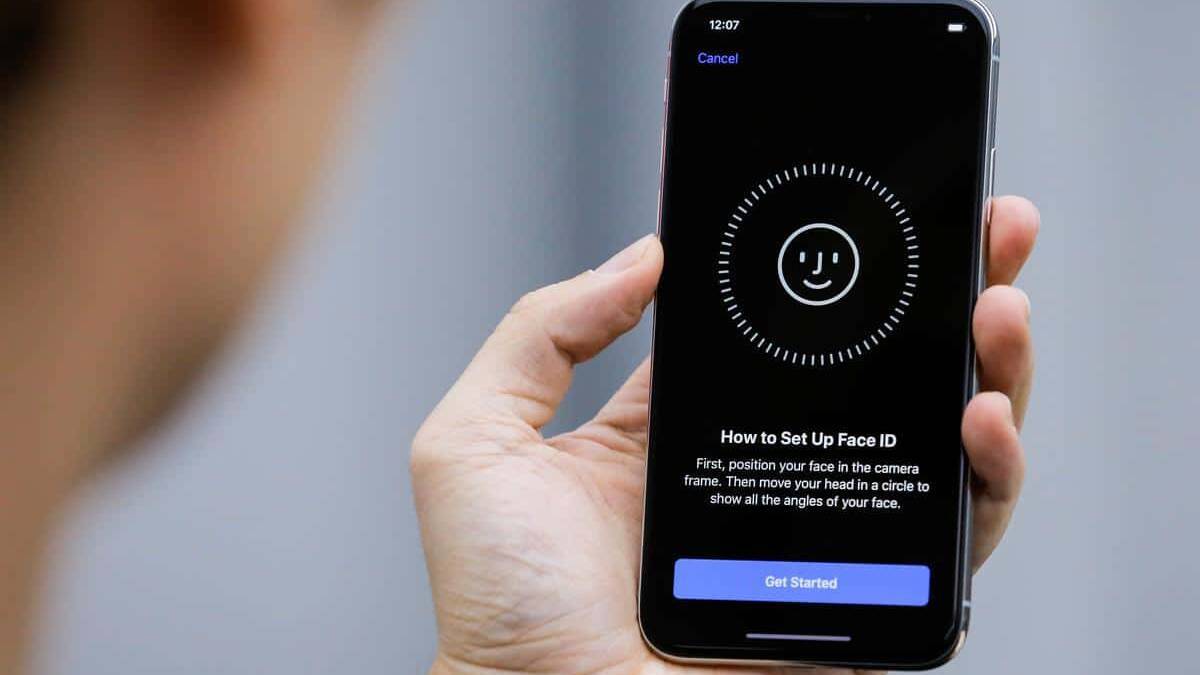 На экране iPhone отображается инструкция по настройке Face ID