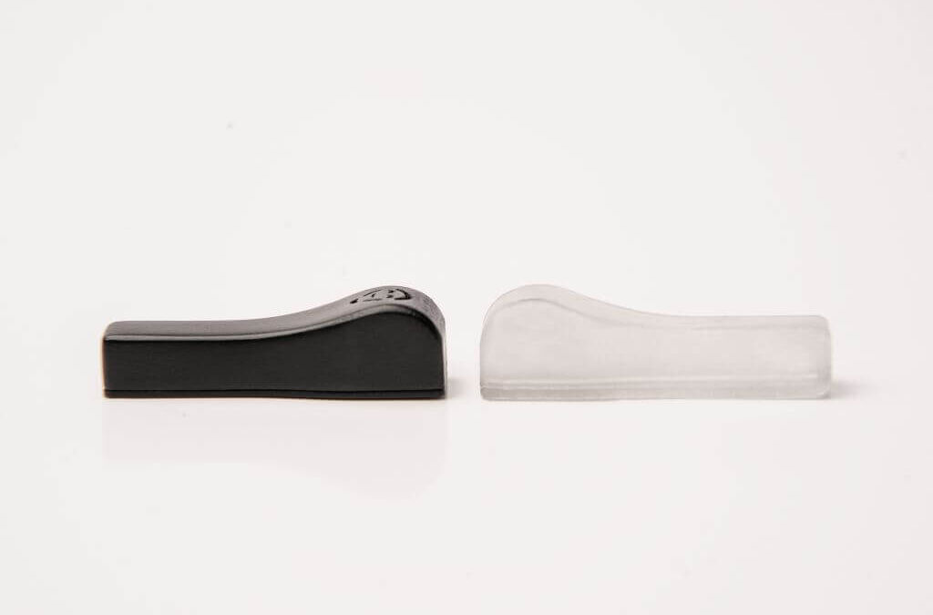 Два трекера для поиска очков на белом фоне