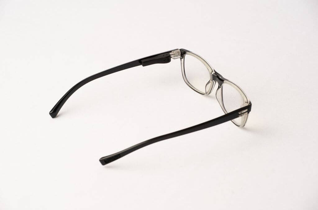 Очки с прозрачными линзами и черной оправой для поиска