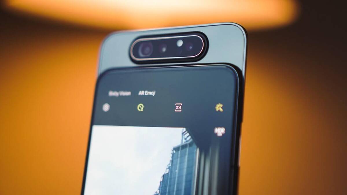 Samsung выпустит смартфоны с рекордными камерами на 200-МП 3 Камера смартфона Samsung Galaxy Z Flip 3 вблизи