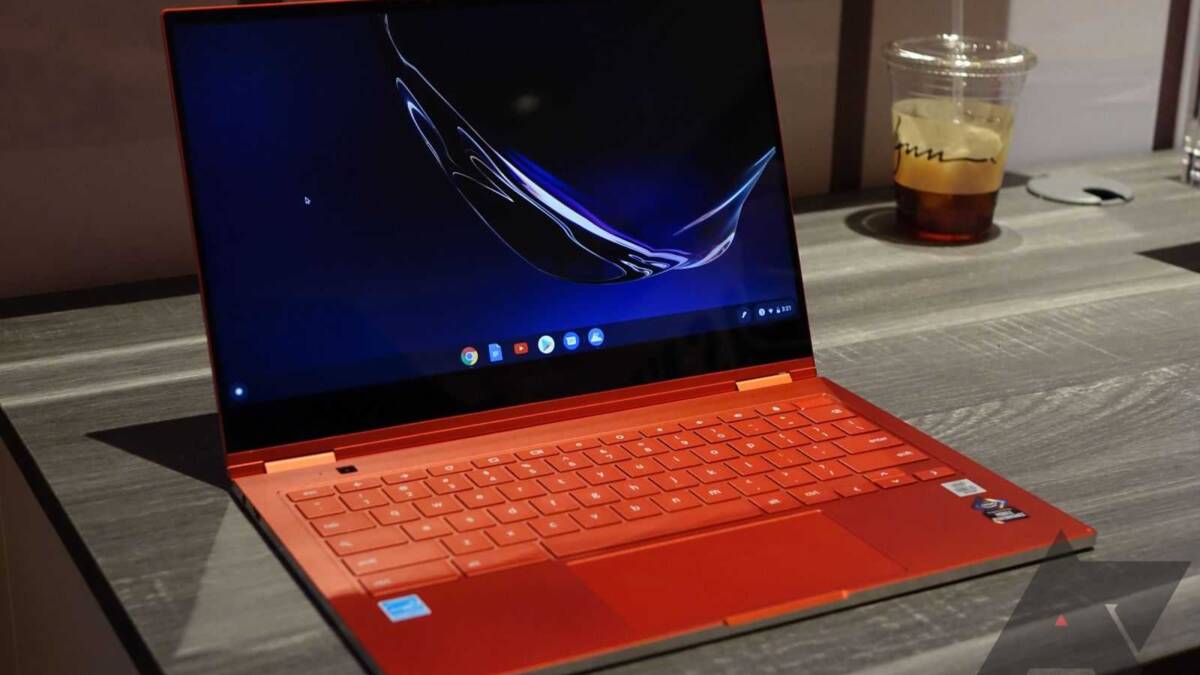 Samsung представила первый в мире Chromebook с экраном QLED 4 Красный ноутбук Samsung Galaxy Chromebook 2 на столе