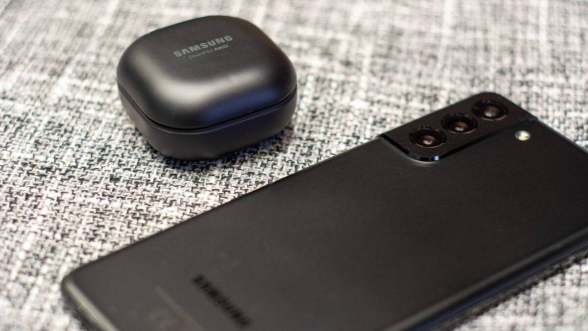 Samsung сделал наушники Galaxy Buds Pro и метку Smart Tag 9 Задняя часть iPhone 12 в защитном чехле Moshi Altra