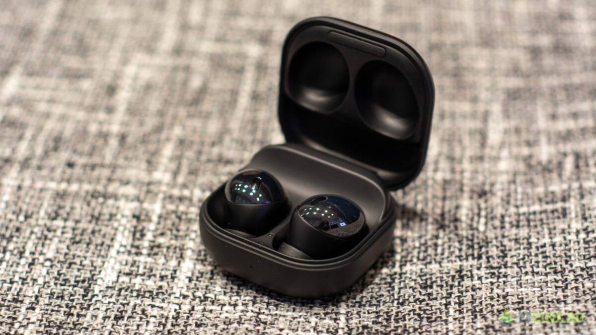 Galaxy Buds Pro получили обновление еще до запуска 3 Задняя часть iPhone 12 в чехле Moshi Altra с текстурой