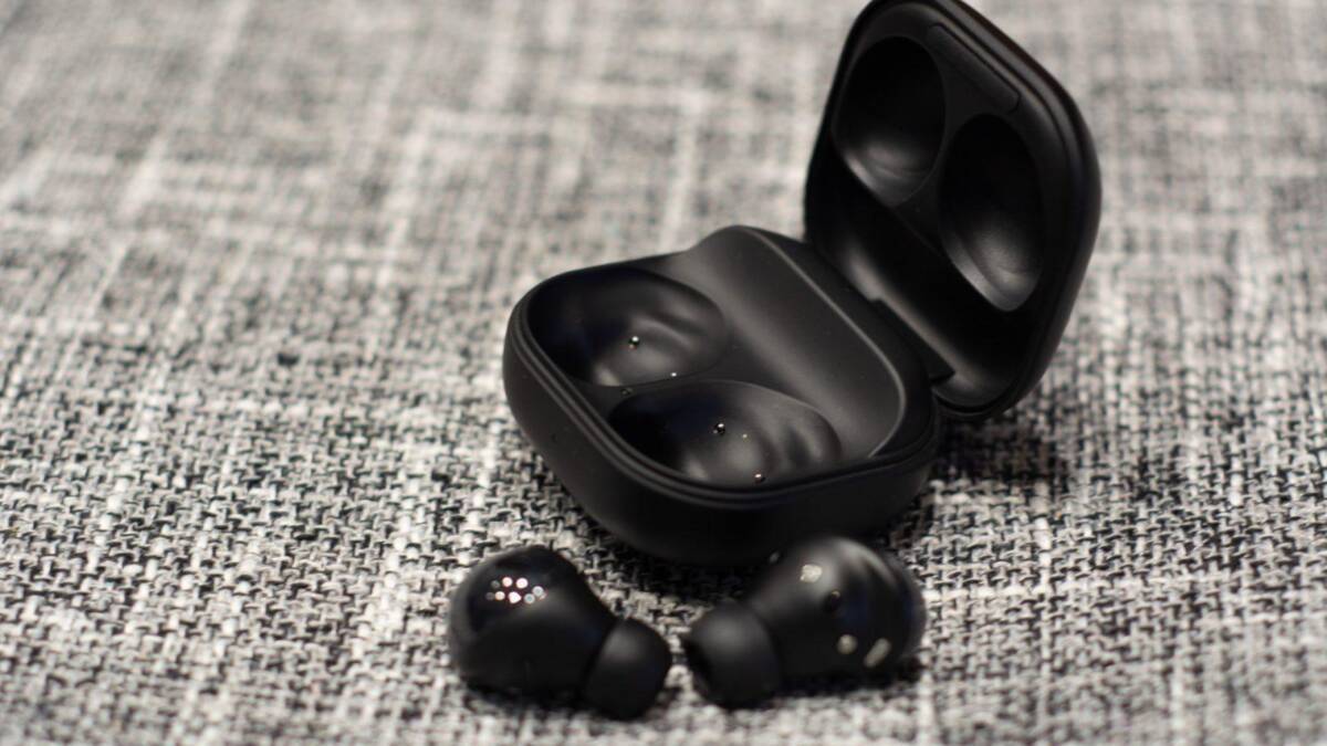 Samsung сделал наушники Galaxy Buds Pro и метку Smart Tag 10 Чехол Moshi Altra для iPhone 12 с карабином и текстурой поверхности