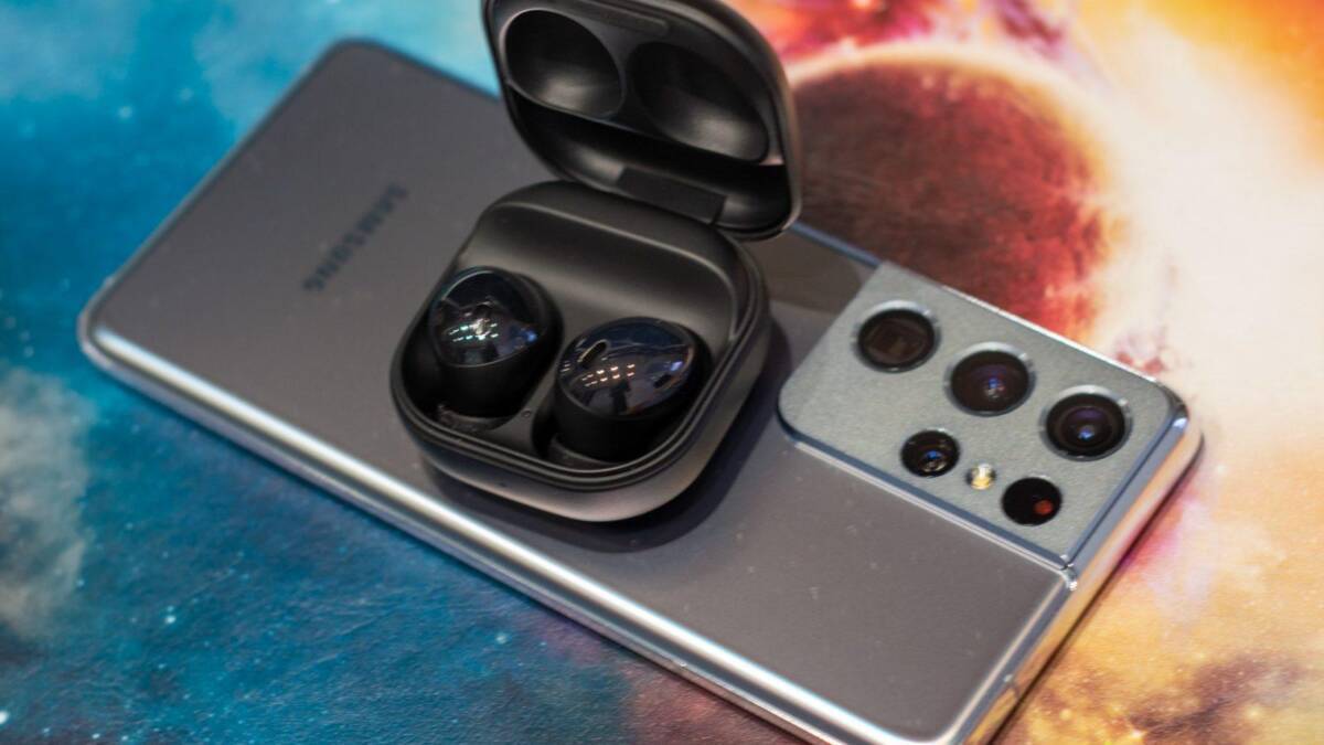 На изображении показаны беспроводные наушники Galaxy Buds Pro и смартфон с тремя объективами камеры