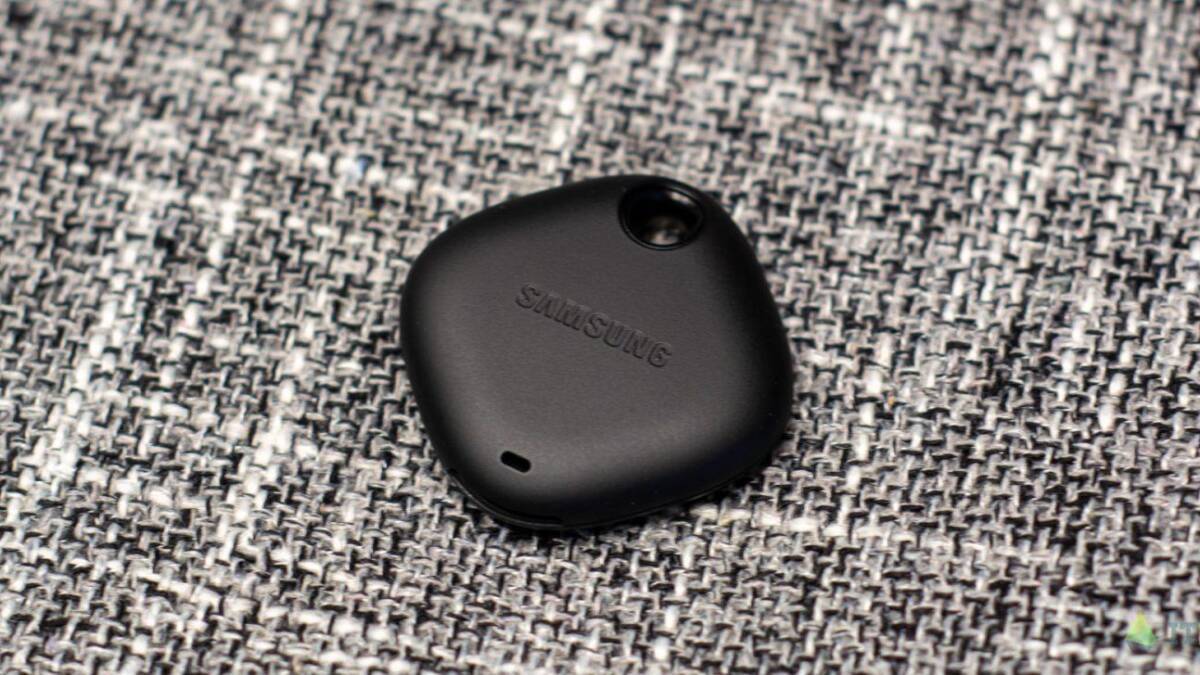 Samsung сделал наушники Galaxy Buds Pro и метку Smart Tag 13 Черный брелок Samsung Galaxy SmartTag лежит на тканевом покрытии