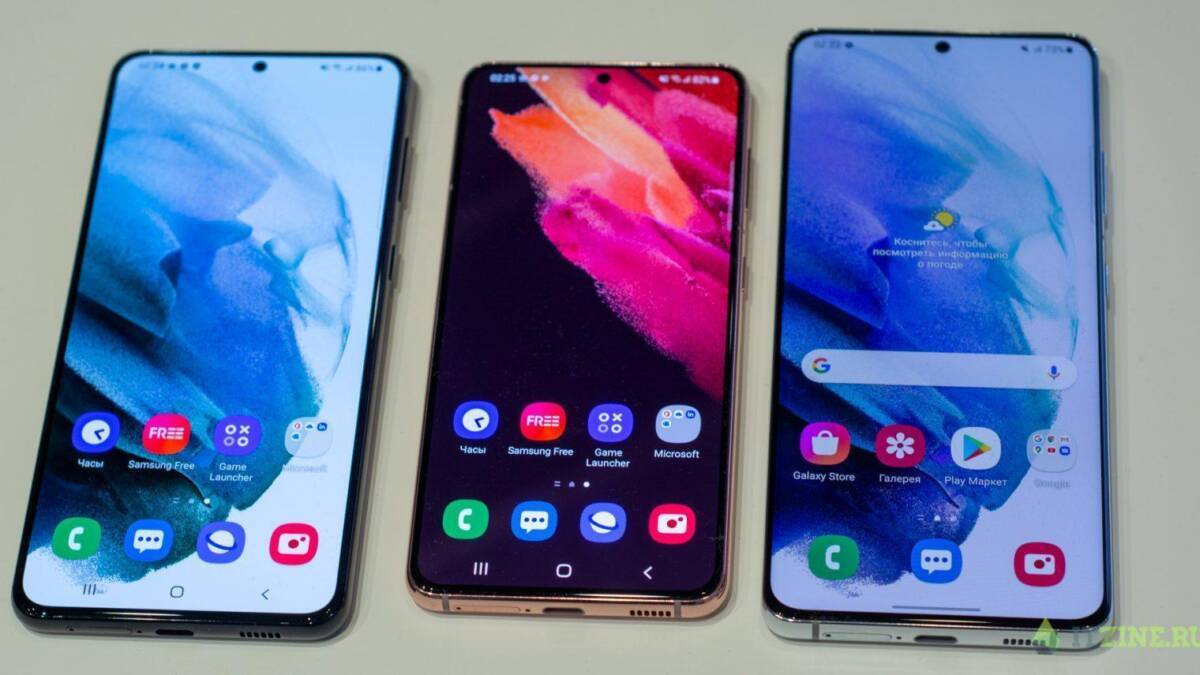 Три смартфона Samsung Galaxy S21 Ultra с дисплеями