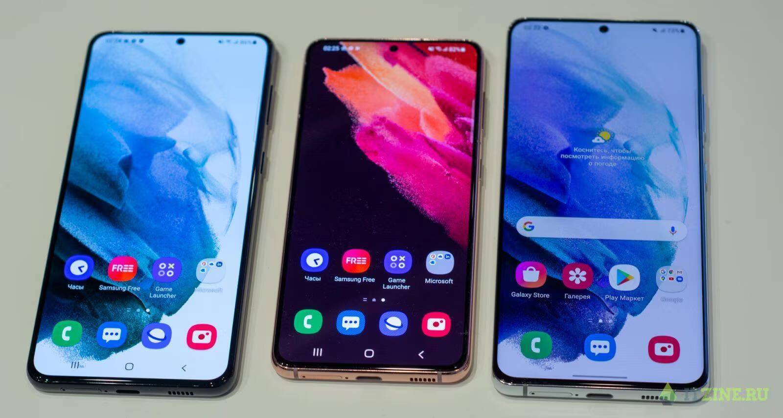 Три смартфона Samsung Galaxy S21 Ultra с дисплеями