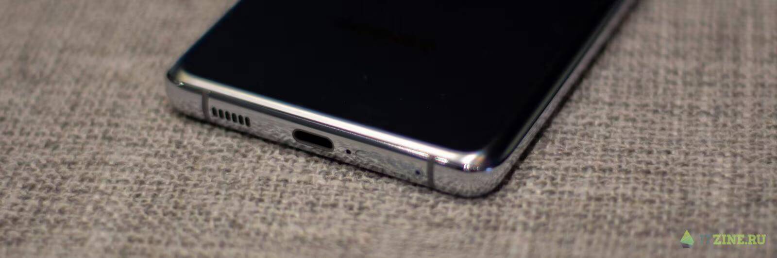 Боковой вид смартфона Samsung Galaxy S21 Ultra с портом зарядки и динамиками