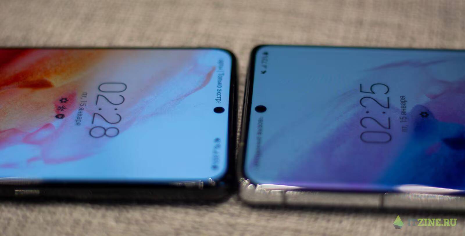 Два смартфона Samsung Galaxy S21 Ultra с дисплеями сверху