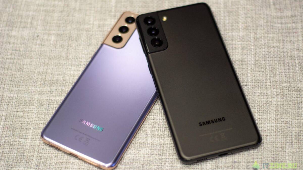 Два смартфона Samsung Galaxy S21 Ultra сзади