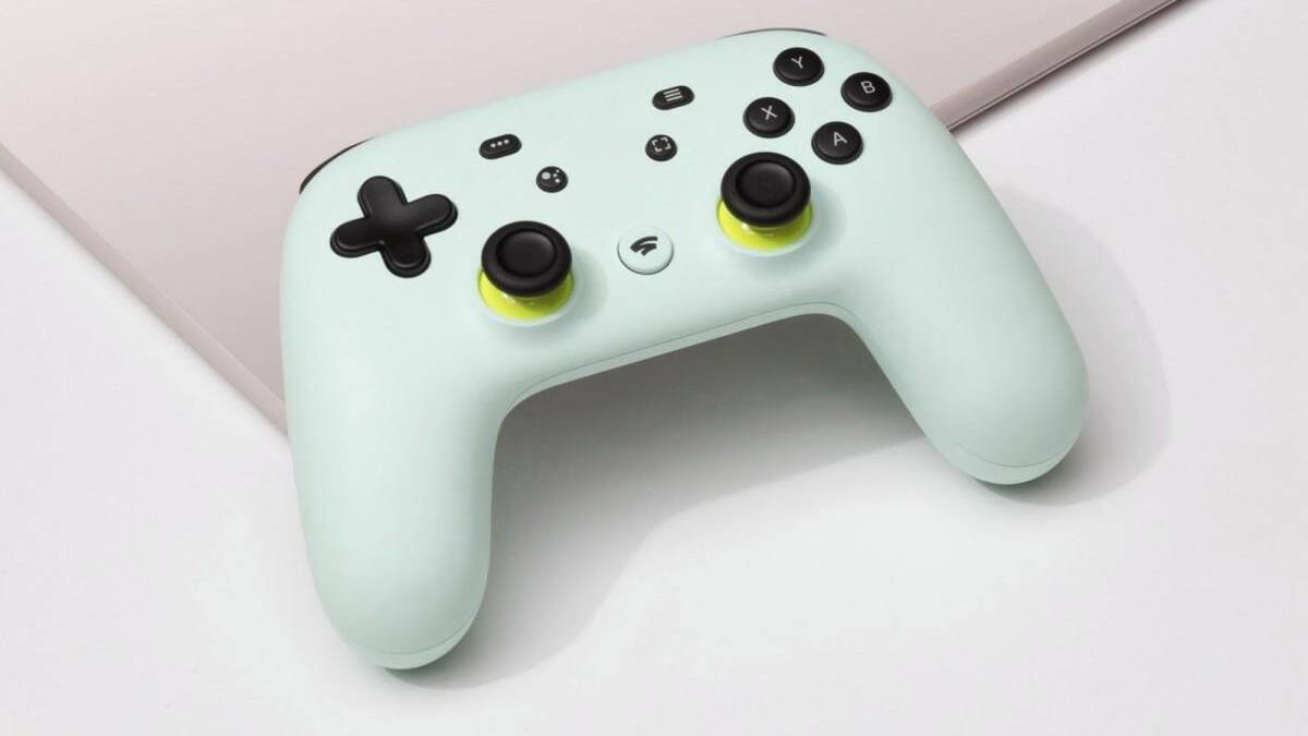 Игровой контроллер Stadia с черными кнопками и желтыми вокруг джойстиков