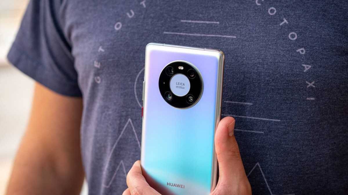 Задняя сторона Huawei Mate 40 Pro с круглой камерой