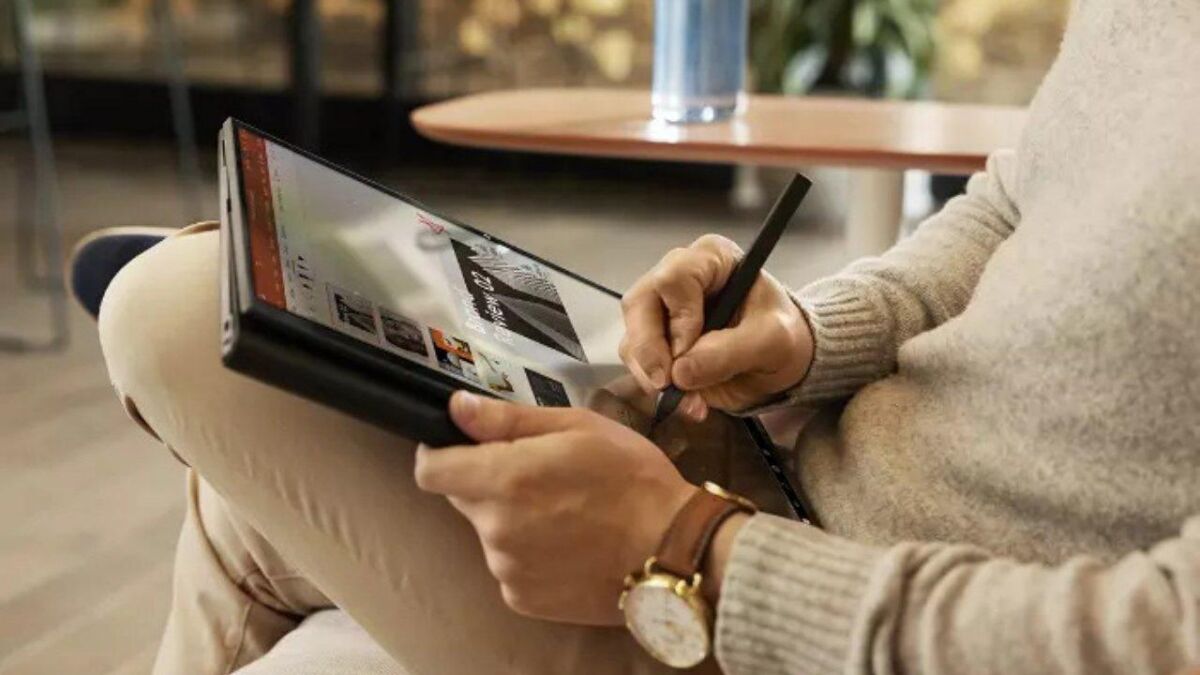 Человек использует стилус на ноутбуке HP для удаленной работы