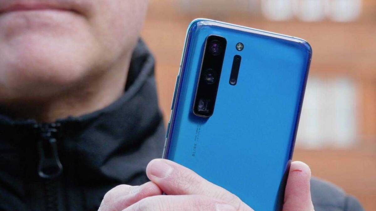 Синий смартфон Huawei P50 с тройной камерой на задней панели