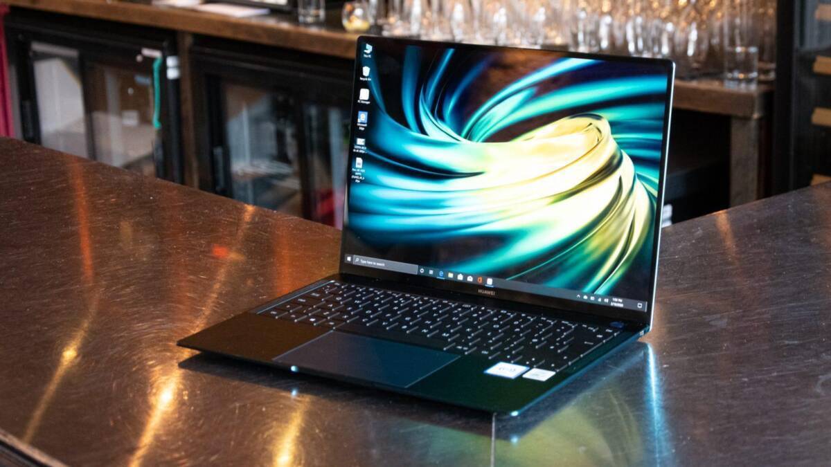 Huawei анонсировала флагманский ноутбук MateBook X Pro 2021 3 Huawei MateBook X Pro 2021 на столе, флагманский ноутбук с тонким корпусом