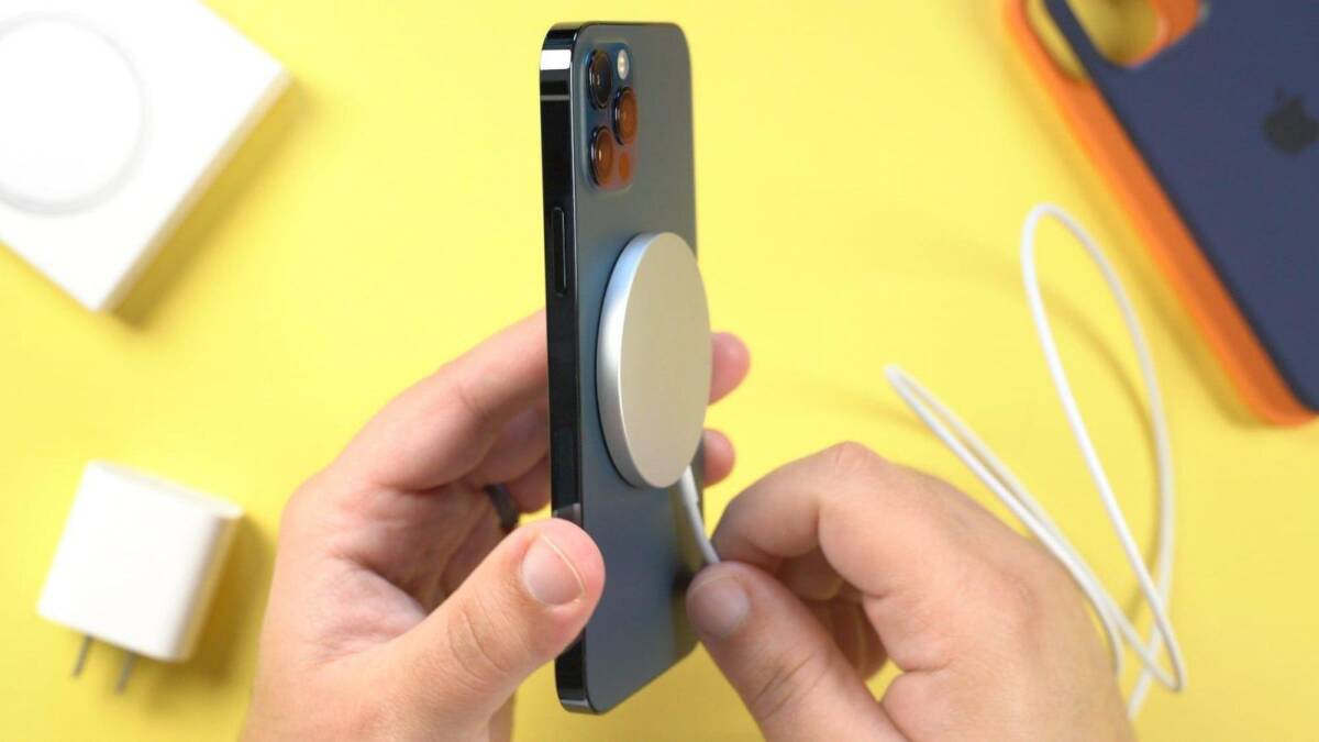 MagSafe в iPhone 12 может мешать работе кардиостимуляторов 5 iPhone 12 с магнитным держателем MagSafe подключен к зарядному кабелю