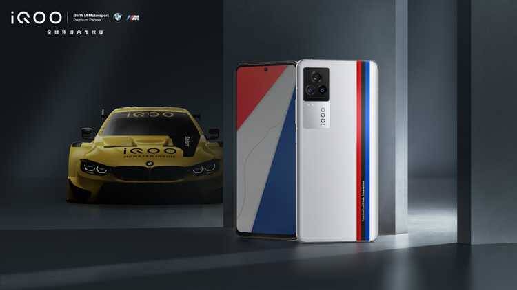 Смартфон iQOO 10 версия BMW Edition на фоне гоночной машины