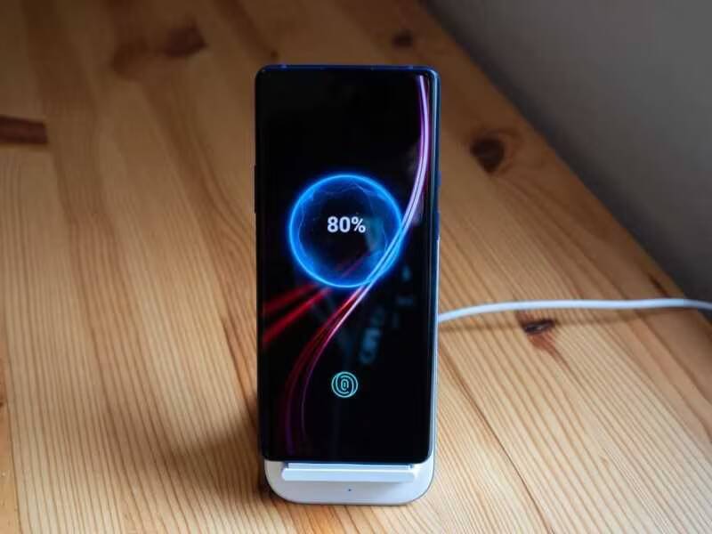 Смартфон Google Pixel с зарядкой на деревянном столе