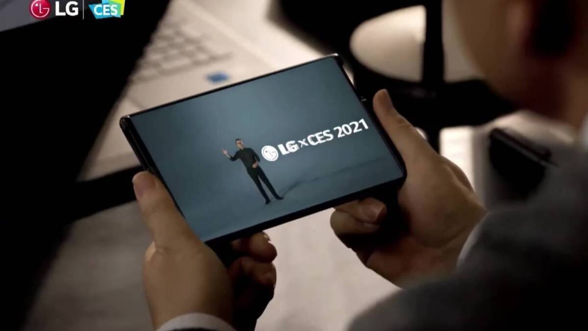 Смартфон LG Rollable в руке на презентации CES 2021