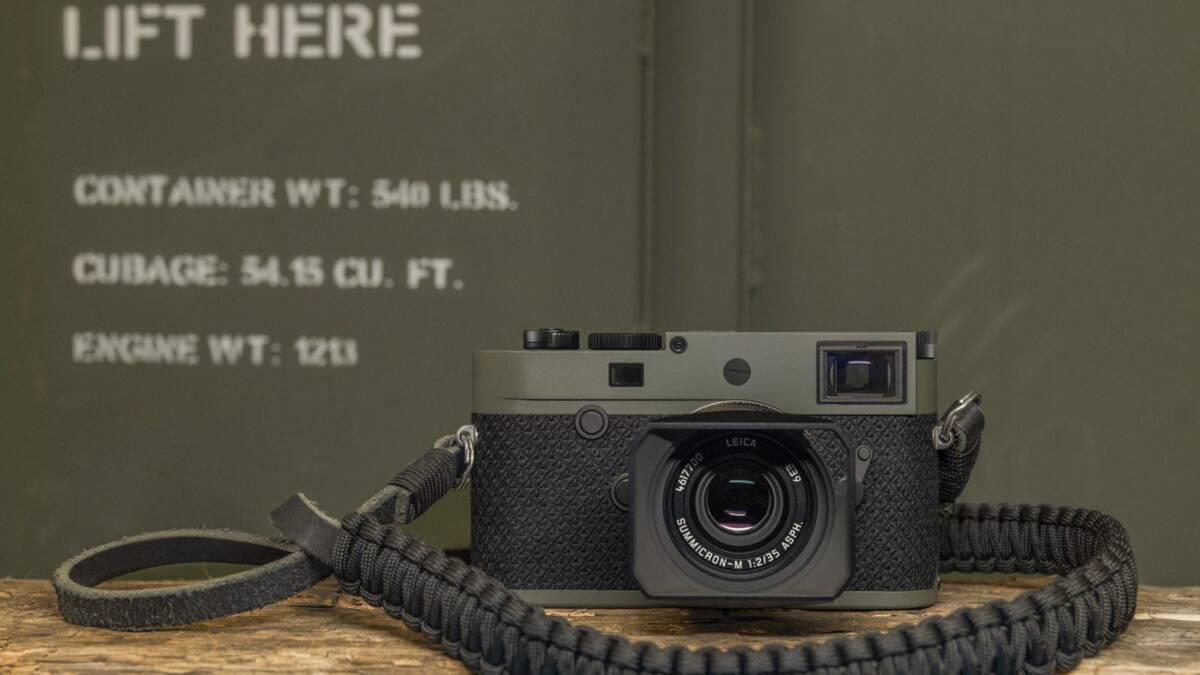 Leica выпустила камеру M10-P Reporter лимитированной серии 8 Камера Leica M10-P Reporter лимитированной серии на деревянной поверхности