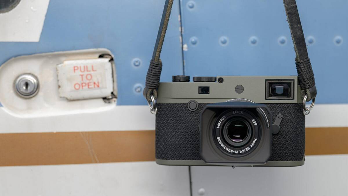 Камера Leica M10-P Reporter из лимитированной серии с внешними элементами на металлической панели