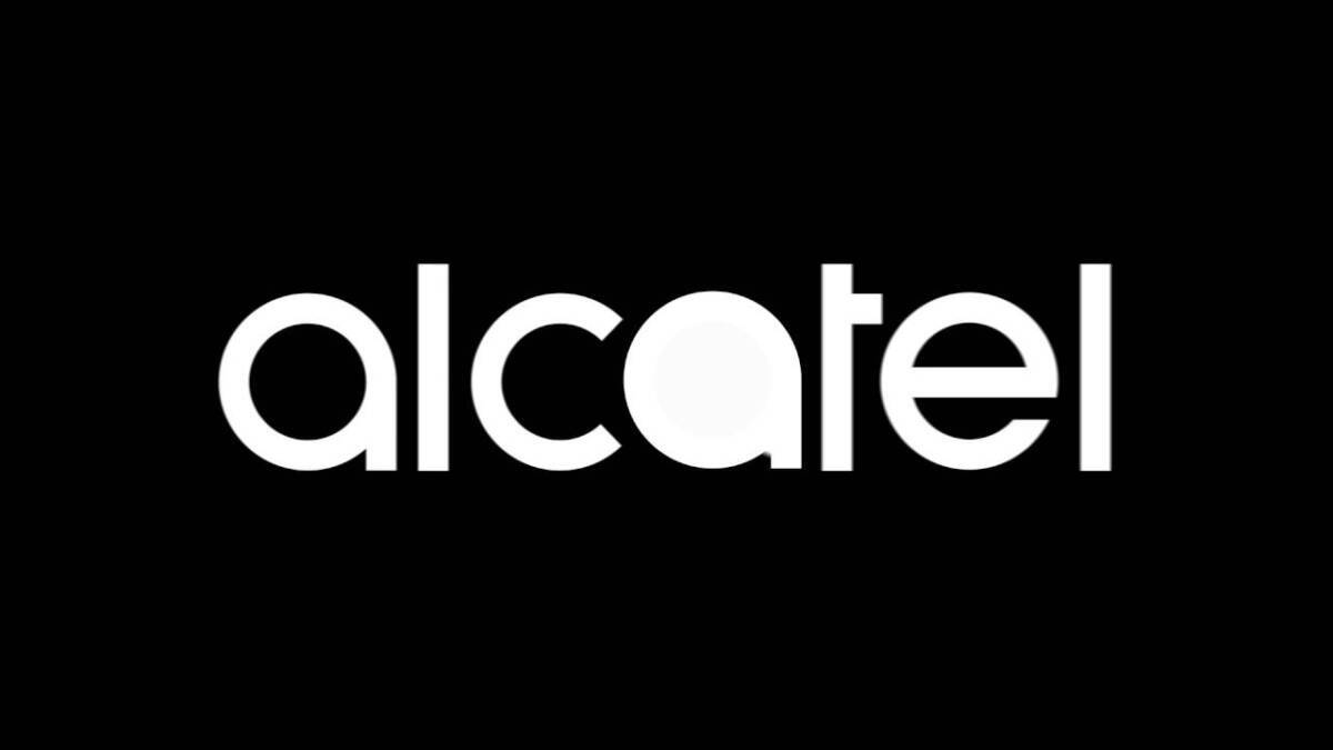 Логотип Alcatel на презентационном слайде CES 2021, показ бренда на черном фоне