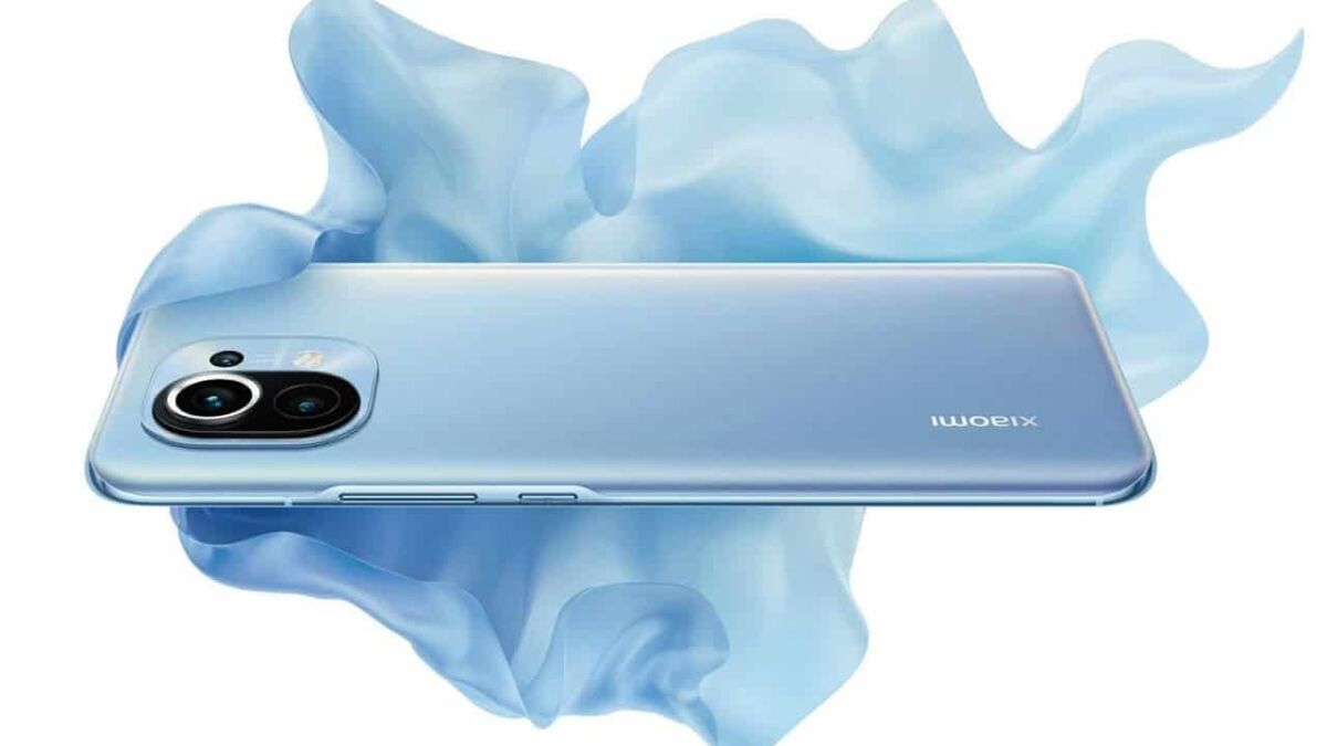 Рассветный голубой цвет серии Huawei P50 с тройной камерой спереди и сбоку