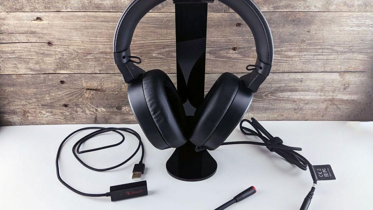 Черная полноразмерная гарнитура A4Tech Fstyler на подставке с кабелем и микрофоном