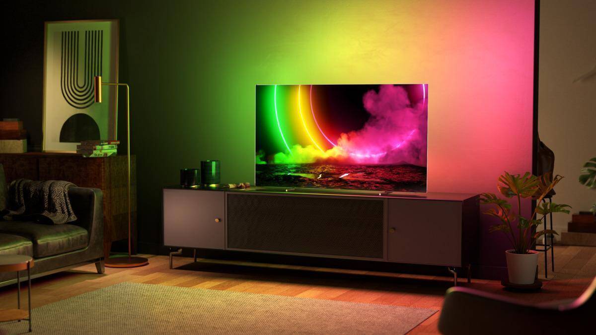 Умный телевизор Philips OLED 806 65 дюймов в гостиной с современным дизайном