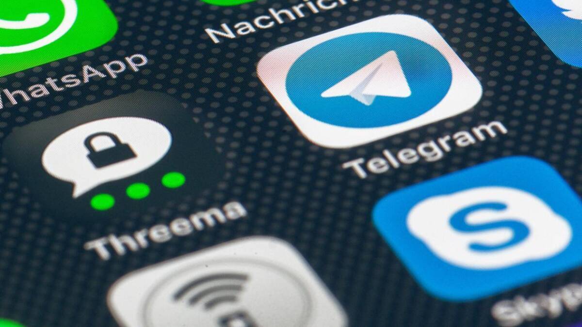 Экран смартфона с иконками Telegram и WhatsApp