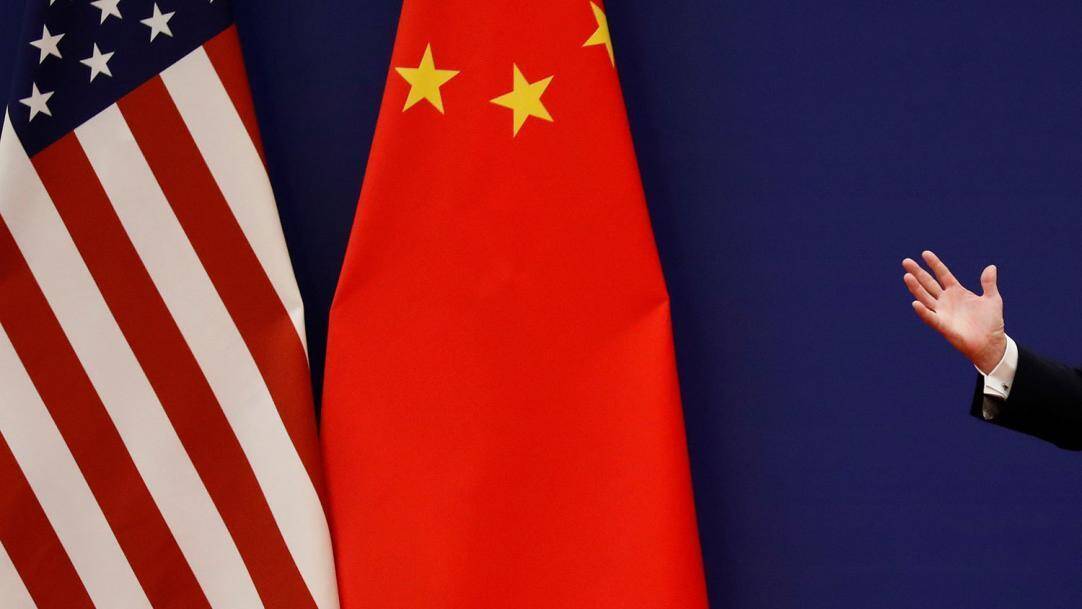 Флаги США и Китая на фоне, часть допускающая жест руки