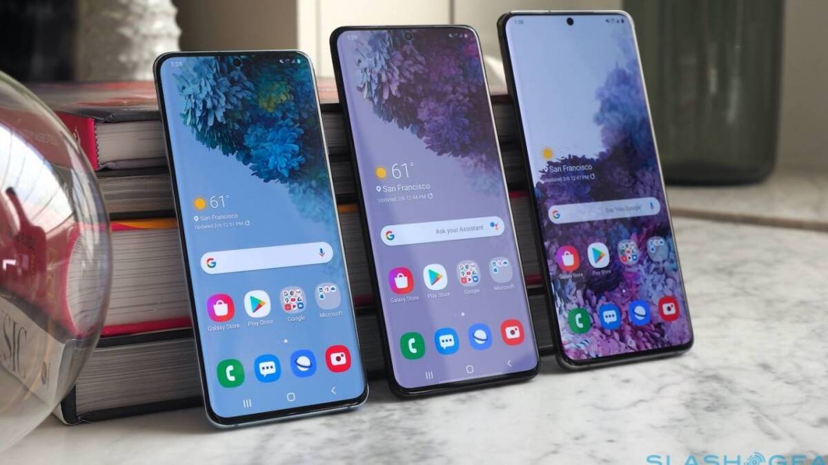 Три смартфона Samsung Galaxy S21 с яркими дисплеями на официальном сайте Samsung
