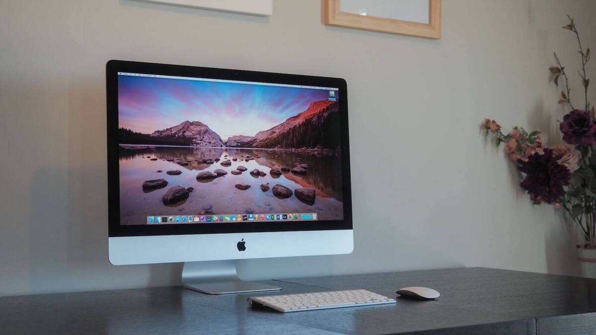 Восстановленный iMac на столе с клавиатурой и мышью