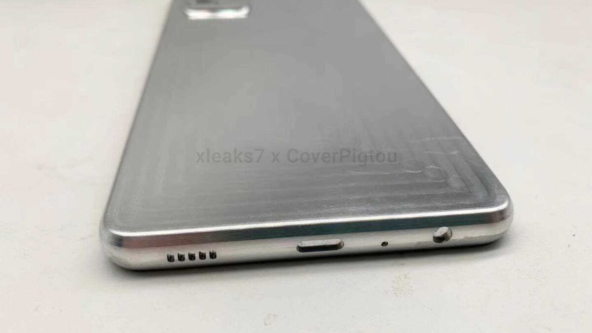 Задняя панель смартфона Google Pixel с зарядным портом и динамиком