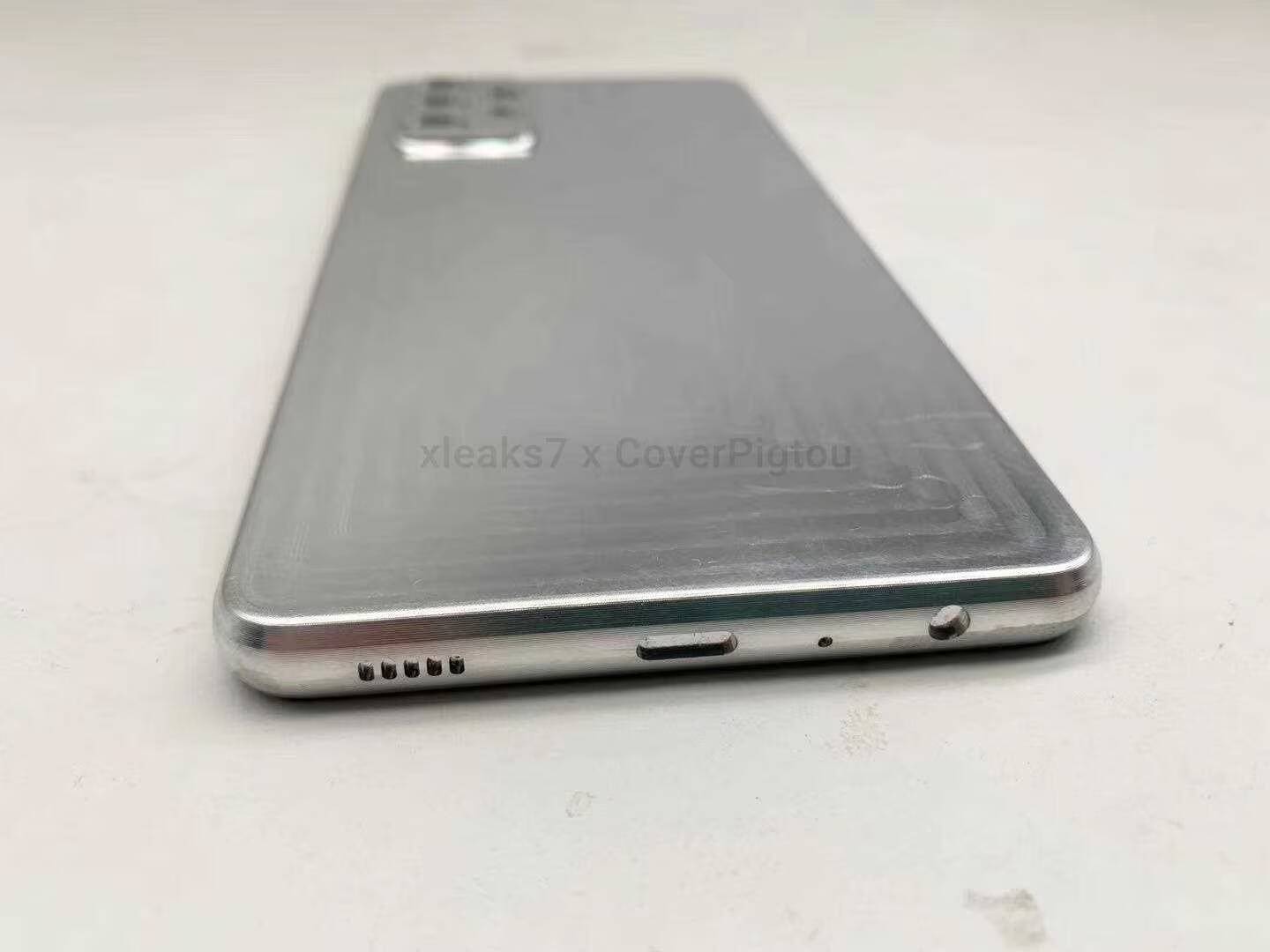 Задняя панель смартфона Google Pixel с зарядным портом и динамиком