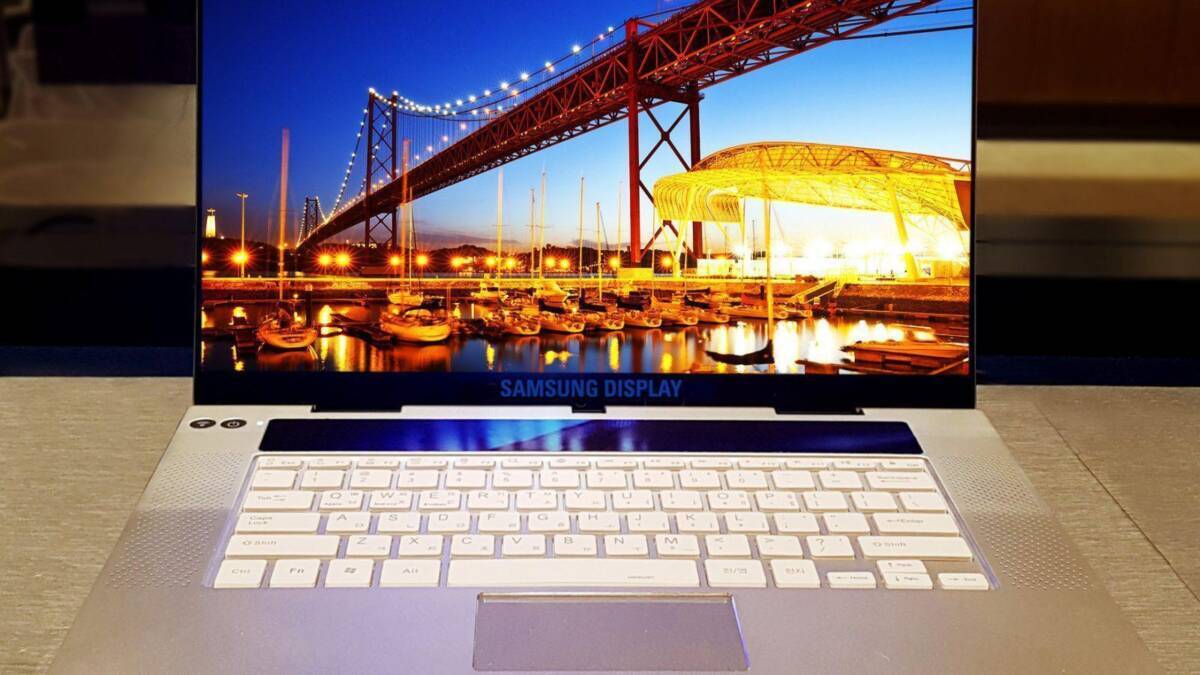 Ноутбук Samsung Display с ярким экраном и клавиатурой