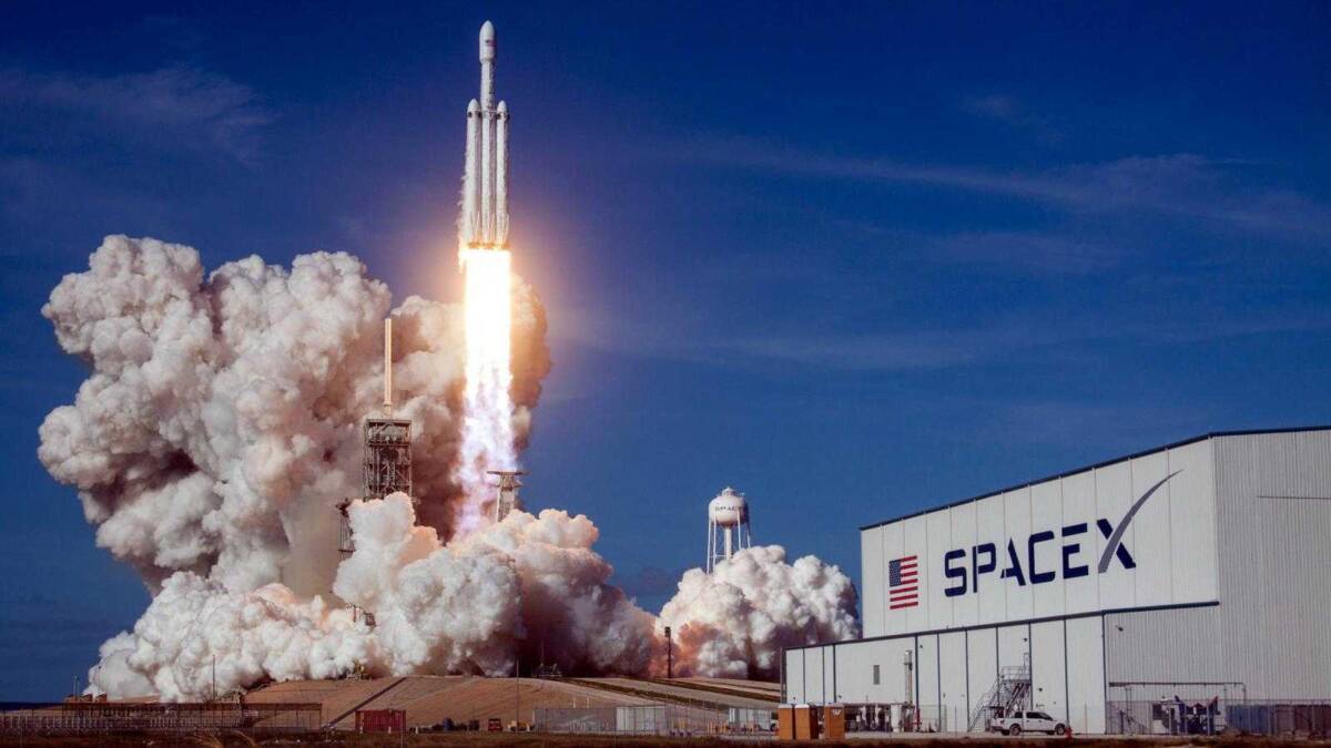Запуск ракеты SpaceX Falcon 9 со стартовой площадки