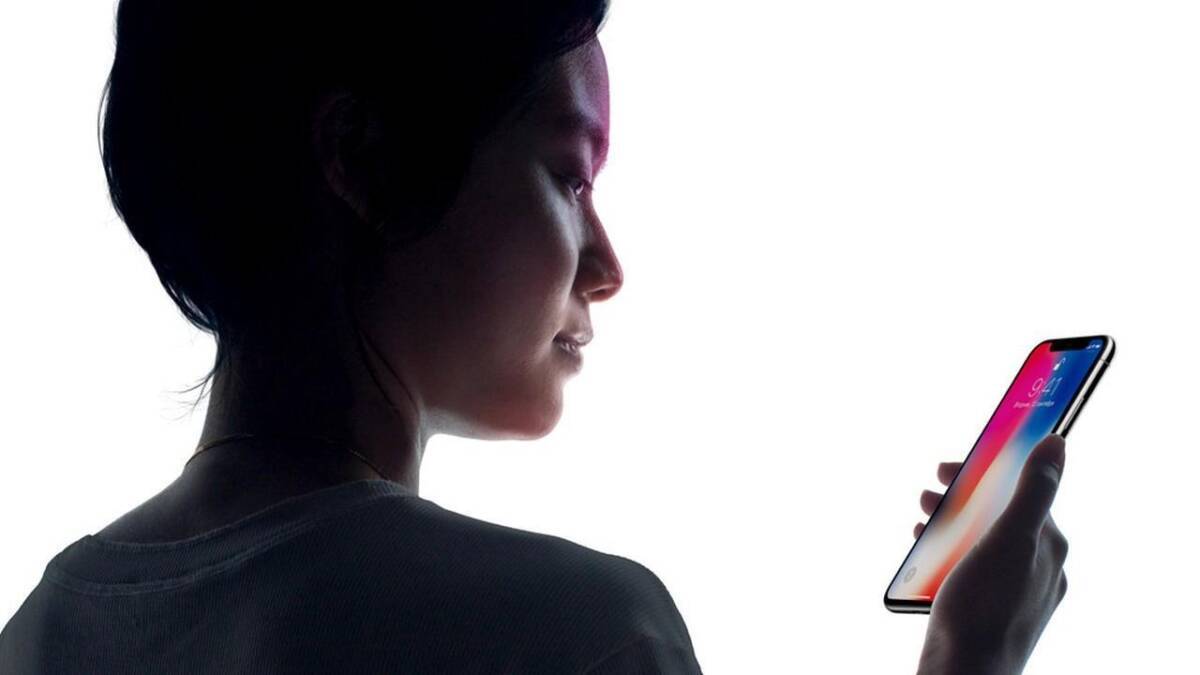 Женщина держит iPhone X с экраном вверх