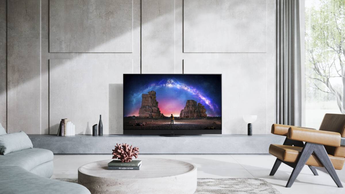 Гостиная с OLED‑телевизором Panasonic JZ2000 2021 (TX‑65JZ2000E) в минималистичном интерьере