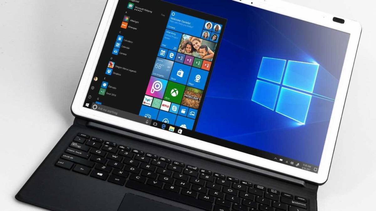 Ноутбук с экраном Windows 10 и клавиатурой идущего угла