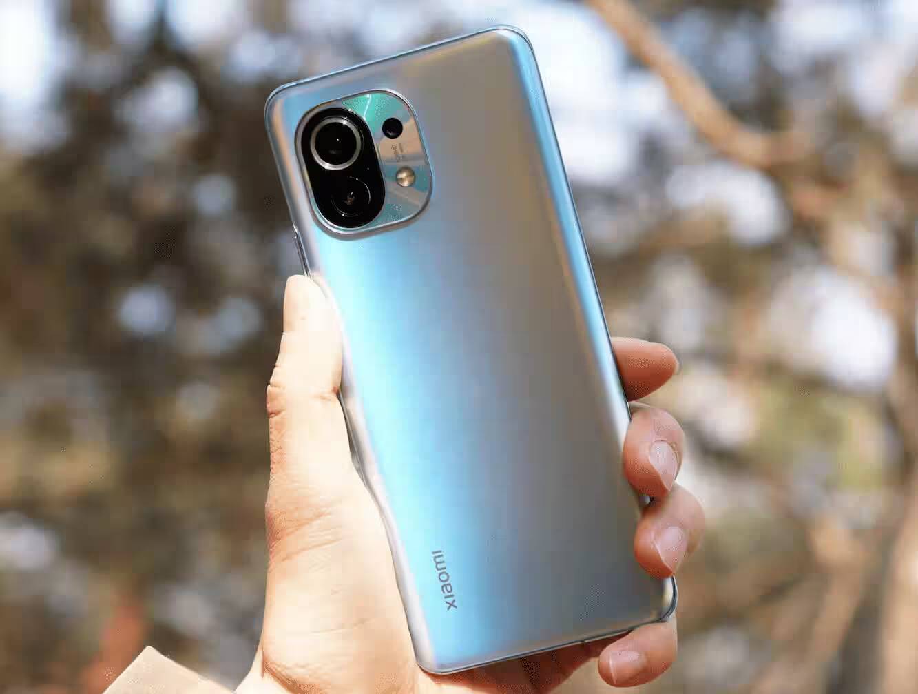 Серебристый смартфон Xiaomi Mi 11 Pro с тройной камерой