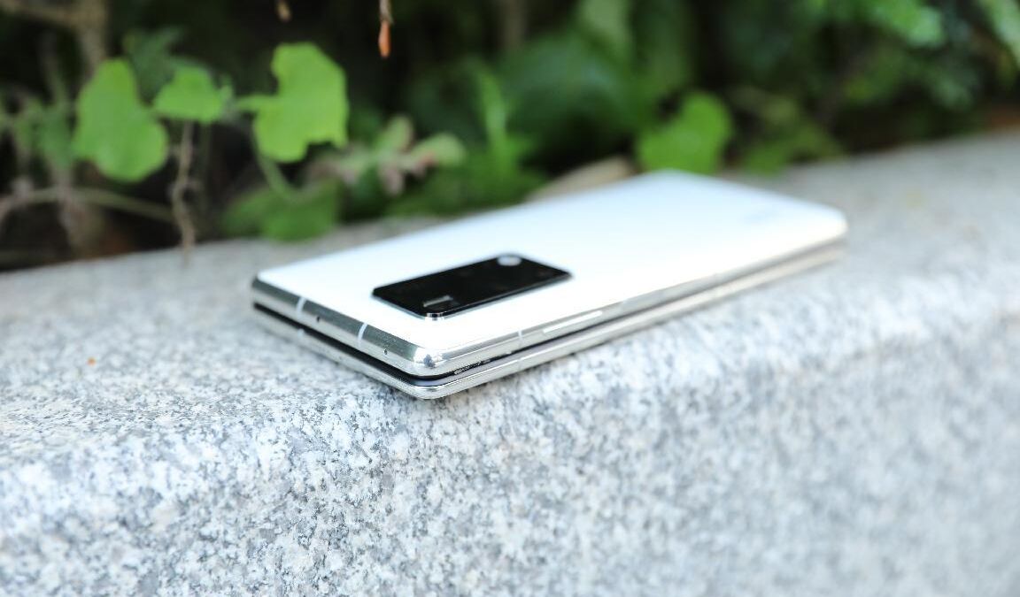 Складной смартфон Huawei Mate X2 лежит на каменной поверхности