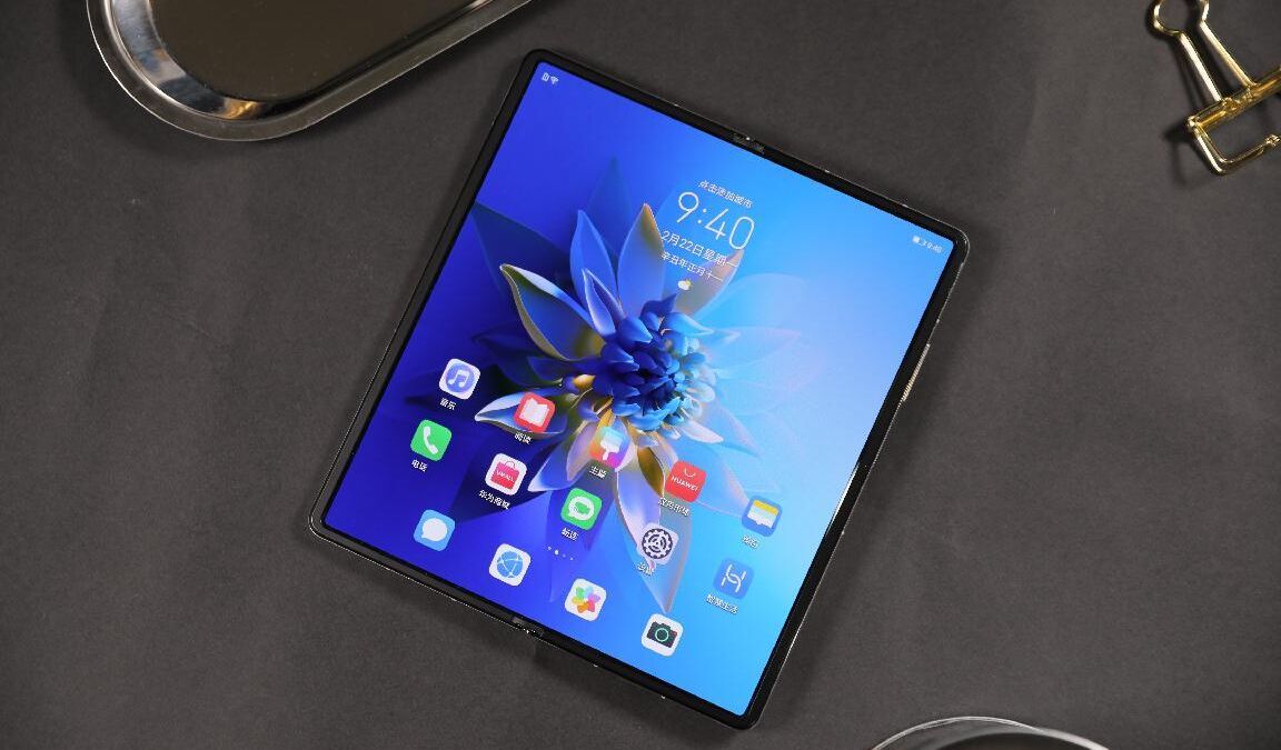 Планшет Huawei Mate X2 с крупным сенсорным экраном и ярким интерфейсом вживую