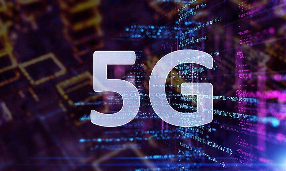 5 трендов технологий в 2021 году 11 Изображение 5G символа на фоне цифровых данных и схем