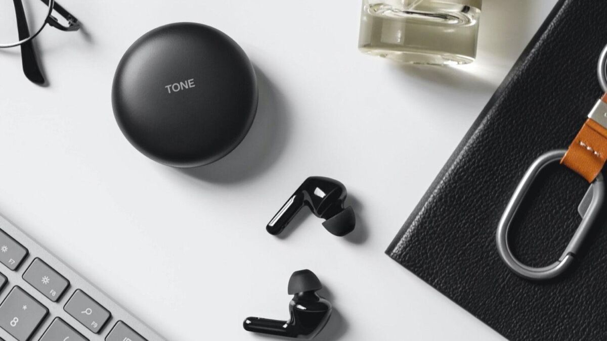 Беспроводные наушники LG TONE Free HBS-FN7 на столе с клавиатурой и аксессуарами