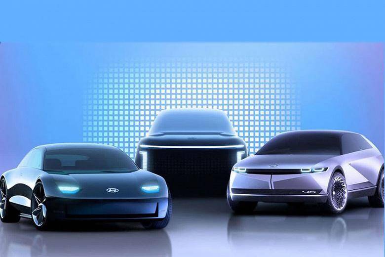 Три электромобиля Hyundai и Apple Car на фоне голубого неба