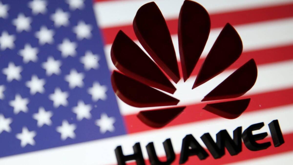 Логотип Huawei на фоне американского флага с текстом